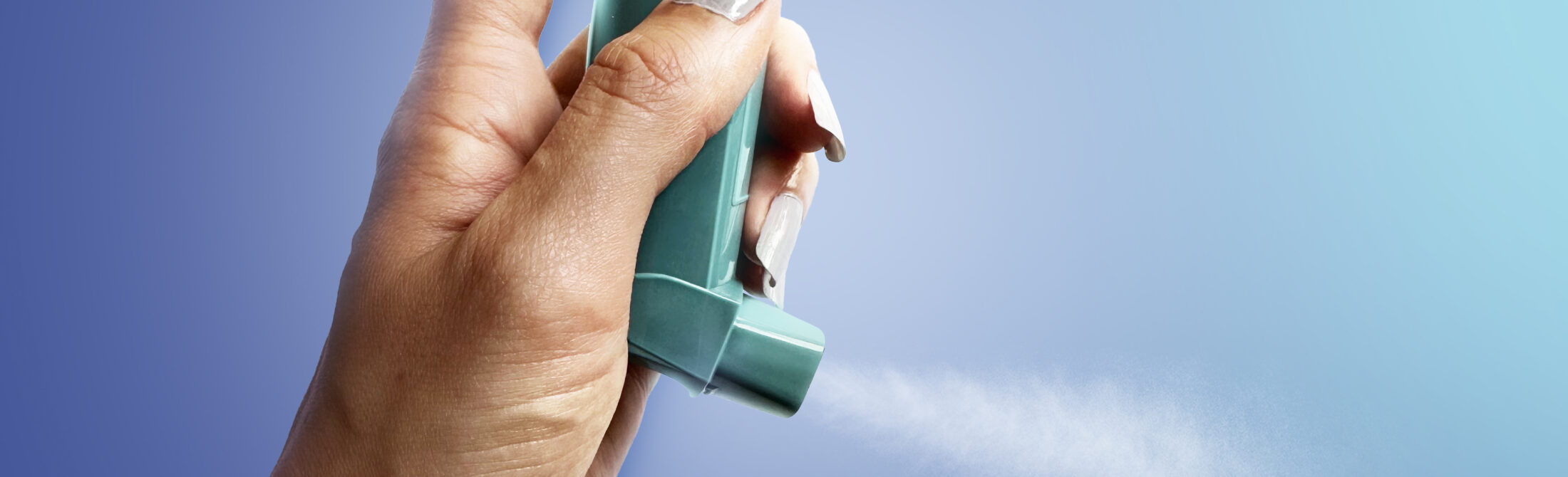 vecteezy_hand-hold-a-asthma-inhaler-in-blue-background_24645895 vecteezy_hand-hold-a-asthma-inhaler-in-blue-background_24645895