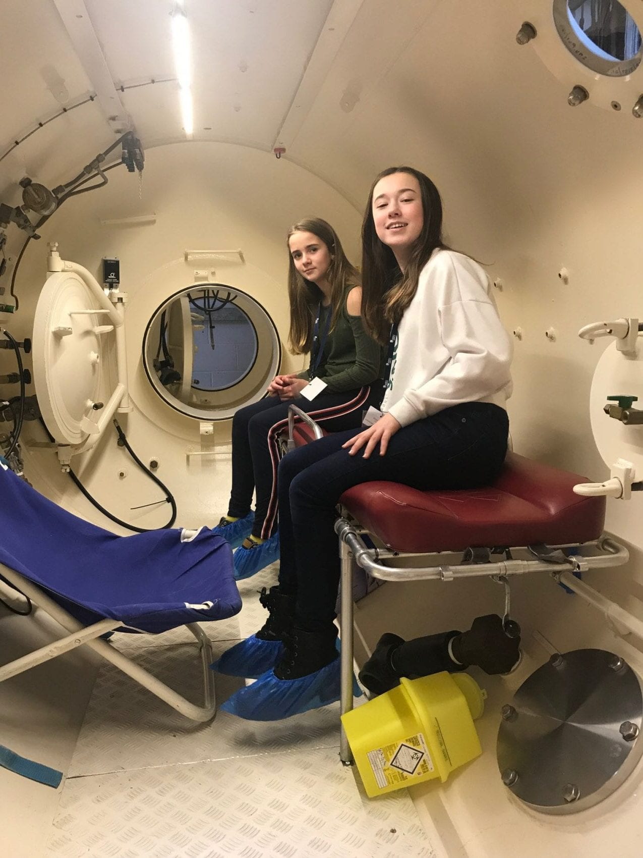Fundraising girls inside the Comex hyperbaric chamber